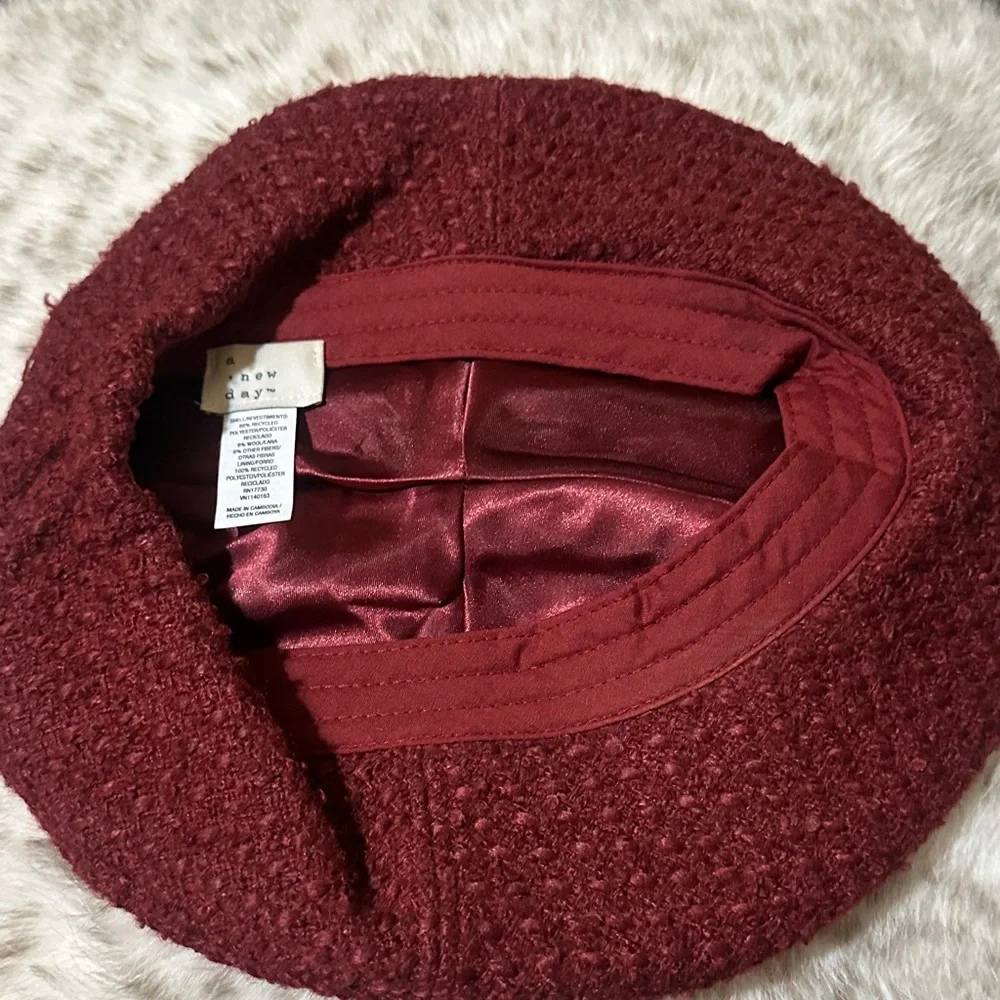 Elegant Burgundy Beret with Pearl Brooch - Picture 3 of 4